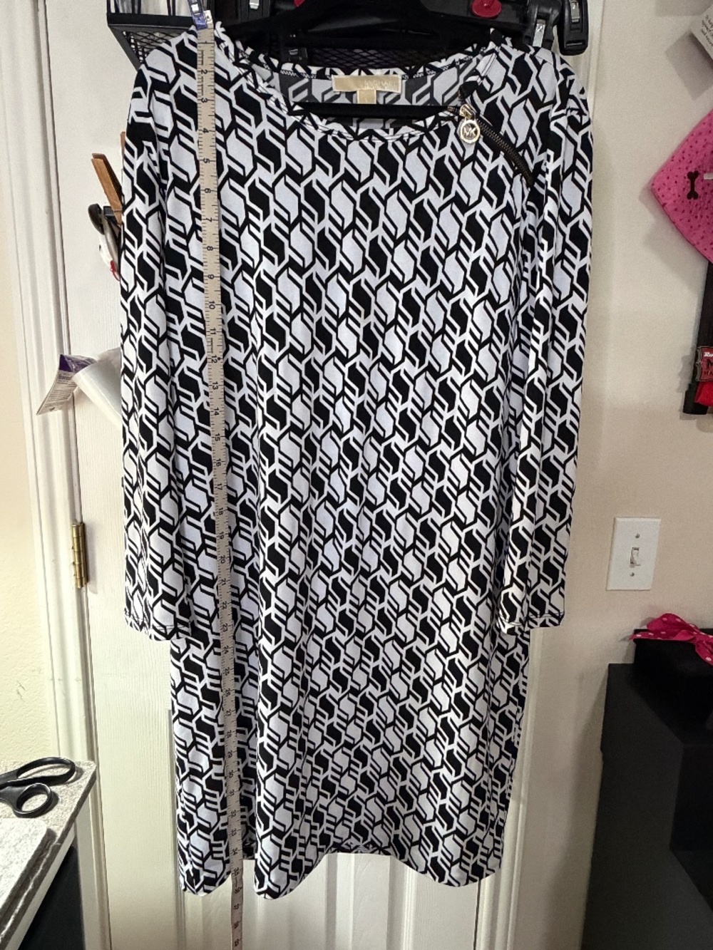 Like New Michael Kors Stretchy Black/White Print Shift Dress Sz L Logo Detail